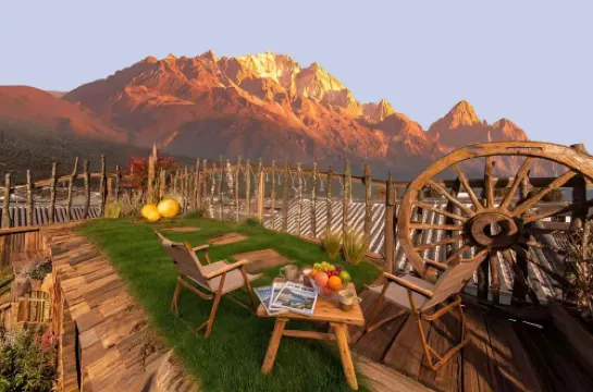 Yulong August Guanshanhai Light Luxury Homestay