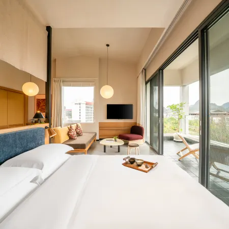 Floral Hotel · RongShi Hotel(Guilin Elephant Trunk Hill Two Rivers and Four Lakes Hotel)