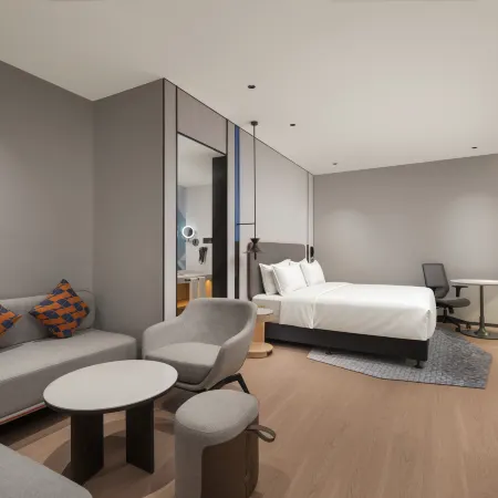 Holiday Inn Express Jinan Quancheng Square by IHG Отели рядом с достопримечательностью «Озеро Дамин»
