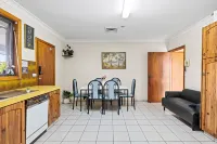 Cozy Rooms – Quiet Street, Close to Shops & Transit - Parking