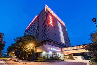 Vienna Classic Hotel (Kunming Shuntong Avenue Kunming College) Hotell i 