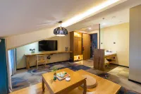 Urumqi Qiqi Jiyou Hotel - parking