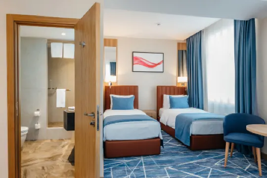 Ramada by Wyndham Astana Отели рядом с достопримечательностью «Парк Влюбленных»