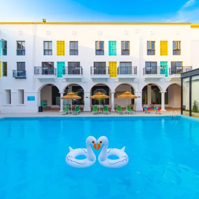 Five Seasons Holiday Inn Hotels near Pinghai Ancient City
