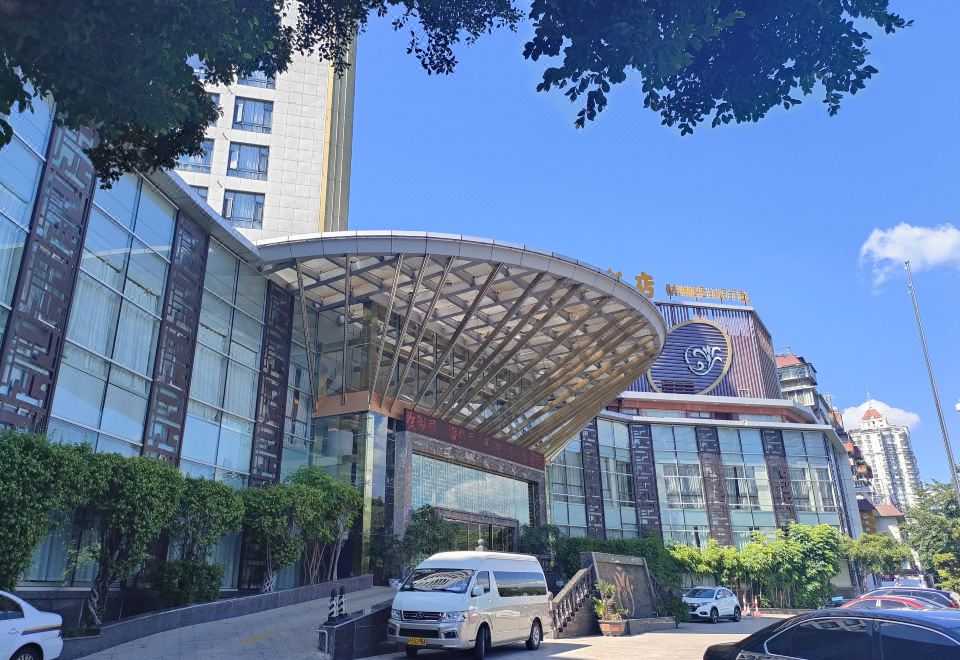 여행 가방이 놓인 깔끔한 호텔 방