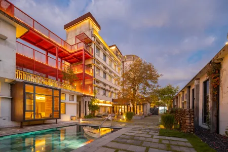 Floral Lux Hotel· Quzhou Yueyin Heji Hotel Отели рядом со станцией Quzhou Railway Station