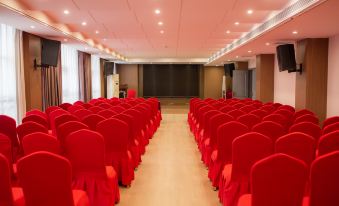 Huaxian Jinlong Business Hotel (Huayi High-speed Railway Station)