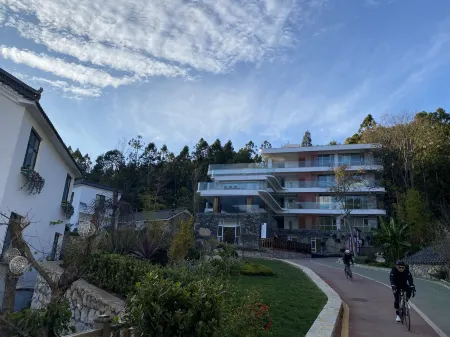 Luoping County Guyang Xiaozhu B&B Отели рядом с достопримечательностью «Jiulong Waterfalls»