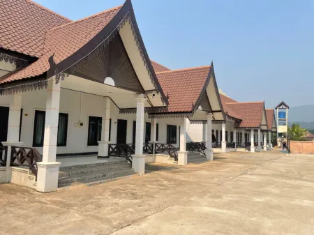 golden sunrise guesthouse Отели рядом с достопримечательностью «Wat That»