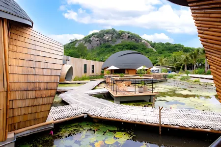 Turtle Bay Eco Luxe Hua Hin Отели рядом с достопримечательностью «Sai Noi Beach»