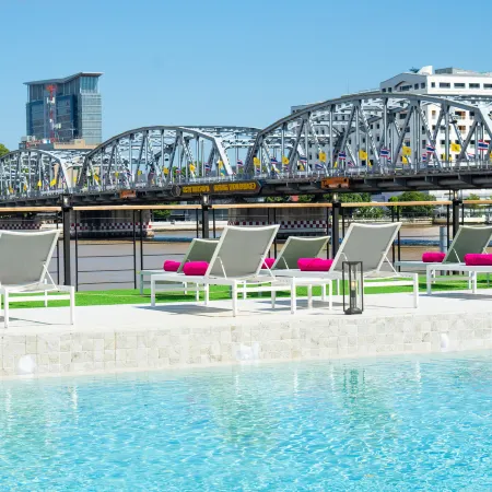 TARA Bangkok Riverside (Formerly GLOW Bangkok Riverside) Отели рядом с достопримечательностью «Дворец Дусит»
