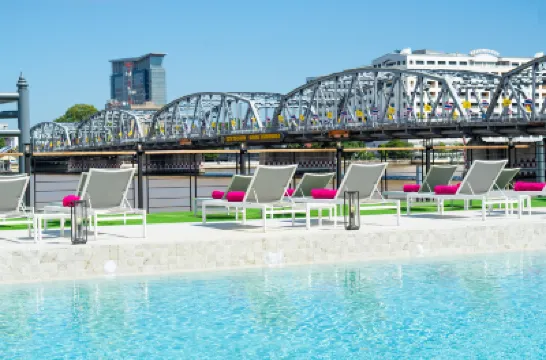 GLOW Bangkok Riverside Hotel berhampiran Chao Phraya River