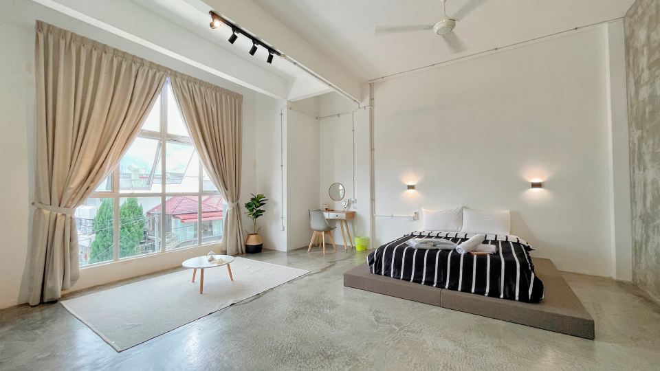 3 BDR shoplot style homestay Yong Peng three rooms.