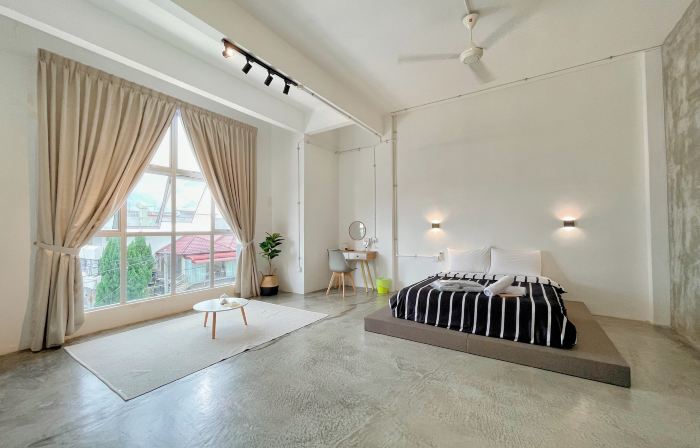 3 BDR shoplot style homestay Yong Peng three rooms.