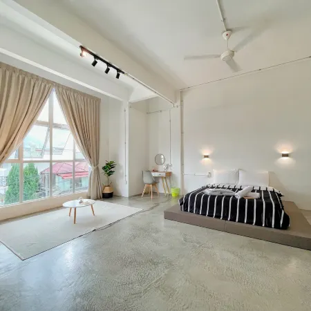 3 BDR shoplot style homestay Yong Peng three rooms. Отели в г. Юнг-Пенг