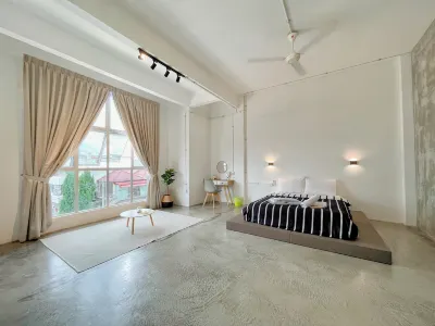 3 BDR shoplot style homestay Yong Peng three rooms.