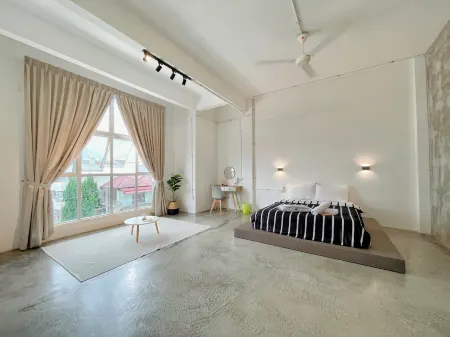 3 BDR shoplot style homestay Yong Peng three rooms. Отели рядом с достопримечательностью «Ji Gong Temple Yong Peng»