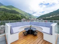 The mountain is the mountain Hotels in Kangding