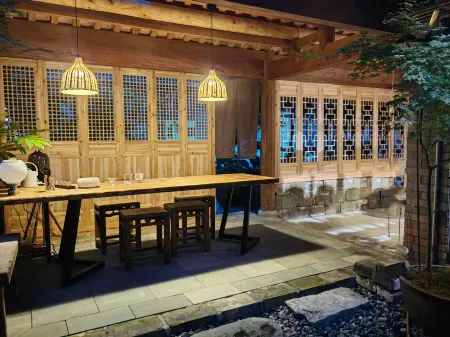 Floral Hotel·Qifeng Love Letter Hotel (Huangshan Jixian Huizhou Ancient City Branch) Отели рядом с достопримечательностью «Zheng's Ancestral House of She County»