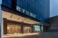 Junzilan Hotel (Haikou Shangbang Parkway City Wangfujing Haiken Square) Отели рядом с достопримечательностью «Парк Цзинь-Нью-Ку»