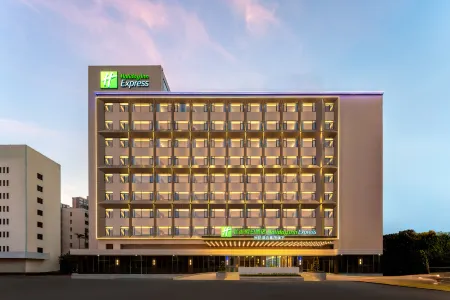 Holiday Inn Express Haikou World Trade Center Отели рядом с достопримечательностью «Haijing Baobei»