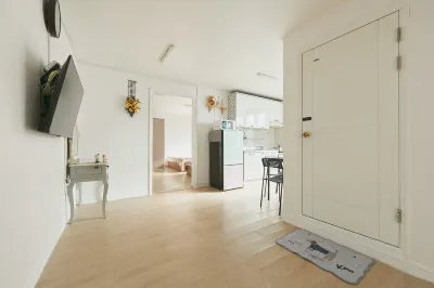 Full House/Hongdae Entrance Sta.Exit 7. Party room. Big House. Two Rooms.