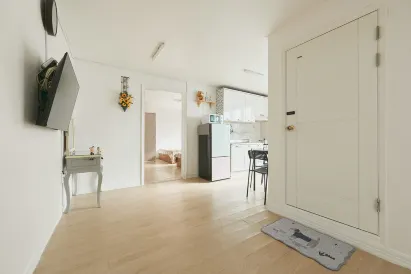 Full House/Hongdae Entrance Sta.Exit 7. Party room. Big House. Two Rooms.