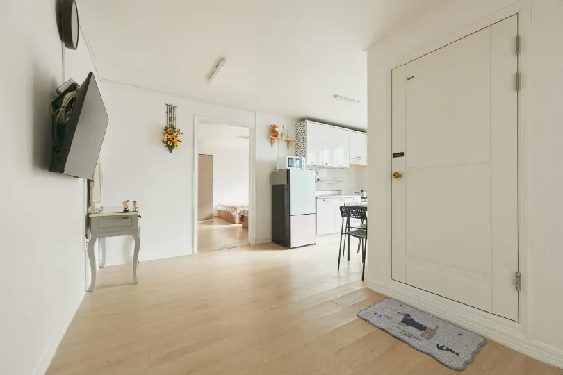 Full House/Hongdae Entrance Sta.Exit 7. Party room. Big House. Two Rooms.