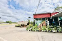 โรงแรมปาริชาติ บ้านดุง - ที่มีที่จอดรถ