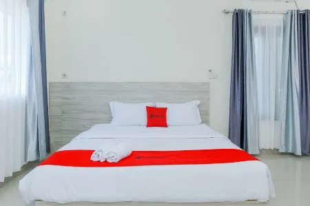 RedDoorz Plus @ GNG Hotel El Tari Airport Kupang Отели рядом с достопримечательностью «Pantai Warna Kota Kupang NTT»