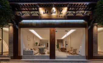 Shanshanli RiverView Design Residence (Zhenyuan Ancient City New Bridge Store)