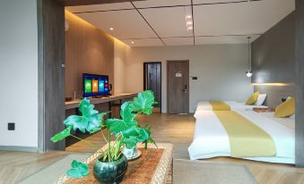 Pig Pig • Shiguang Inn