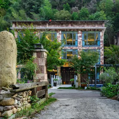 Zhangjiajie Yanxiju Homestay (Zhangjiajie Forest Park) Hotels near Wu Lingyuan