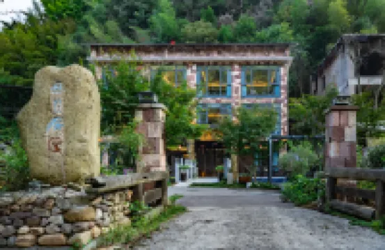 Zhangjiajie Yanxiju Homestay (Zhangjiajie Forest Park)