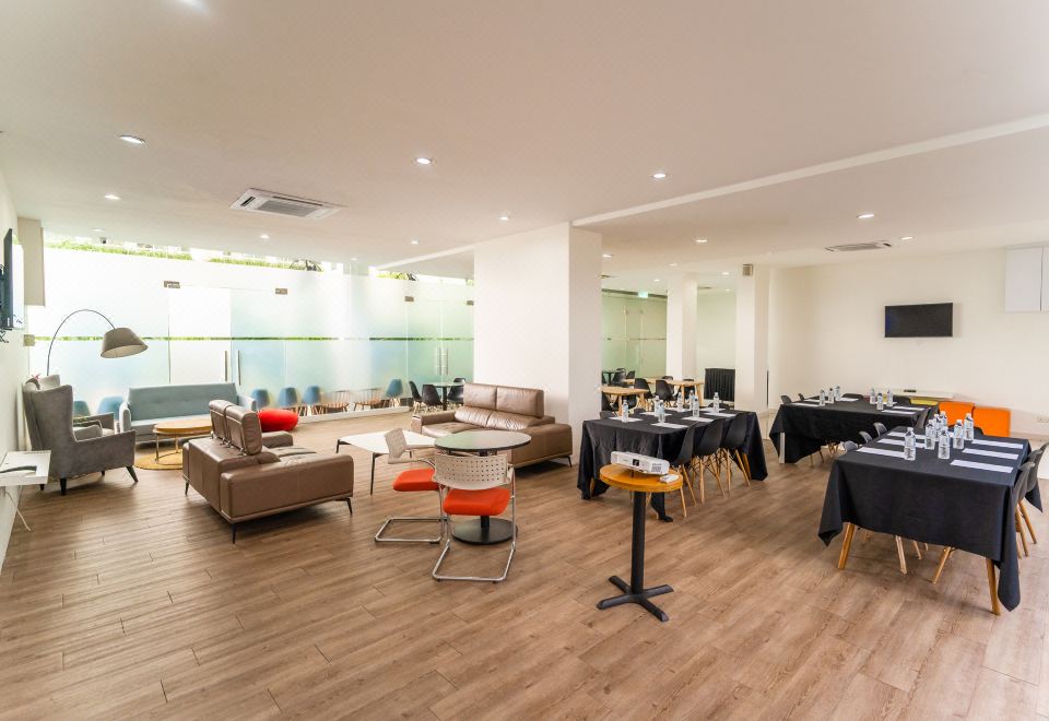 튠 호텔 KLIA 아에로폴리스 에어포트 호텔의 식사 공간