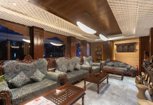 호텔 외관 및 주변 환경