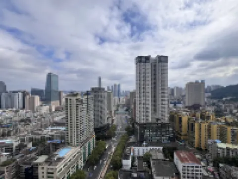 Howard Johnson Tianyi Hotel Guizhou (Guiyang North Railway Station Qianlingshan Park)