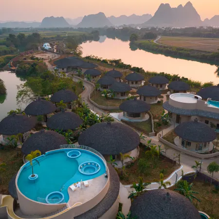 Chongzuo in the wild night set, see wild luxury Villa