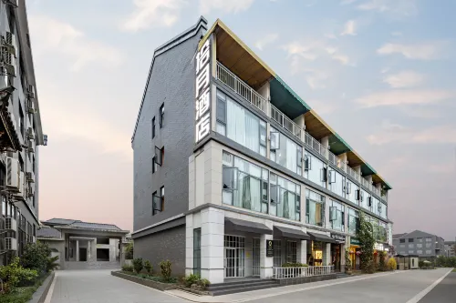 Mile October Hotel (Huquan Ecological Park & Honghe Water Town Branch) - Hot Springs