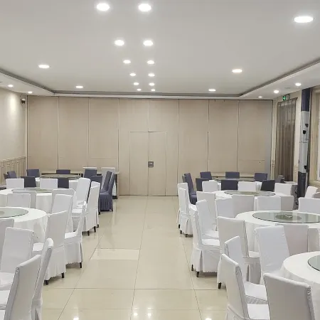 Junyi Chain Hotel (Chifeng Aohan Banner Xinzhong Street)