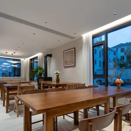 Floral Hotel·Luli · Cloud Retreat — Designer Stay by the Waterfall