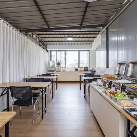 Jinlong Wisdom Hotel (Lincang Dianxi Science and Technology Normal College Strong Plaza Branch)