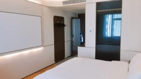 green manlv hotel（Nanchang Honggutan Wanda Plaza cuiyuan) ） Отели рядом с достопримечательностью «Qiushui Square»