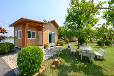 Beung Sampathuan Nakornchaisri Resort Отели рядом с достопримечательностью «Wat Lan Tak Fa»