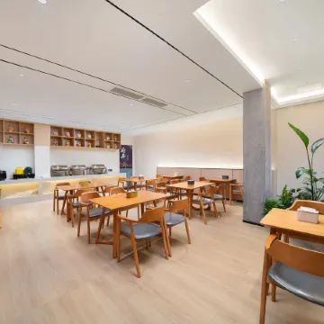 Four Seasons Plus Manfeng Hotel