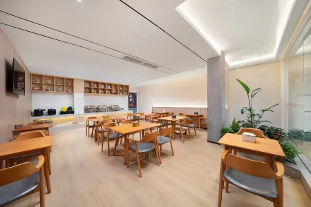 Four Seasons Plus Manfeng Hotel