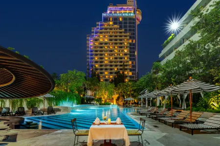 The Royal Paradise Hotel & Spa Отели рядом с достопримечательностью «Local Dive Thailand»