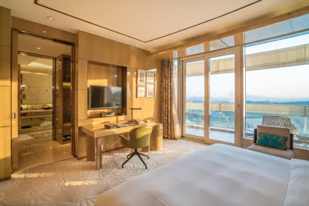 Sheraton Huzhou Taihu Lake Hot Spring Resort & Spa Отели рядом с достопримечательностью «Qiucheng City Ruins»