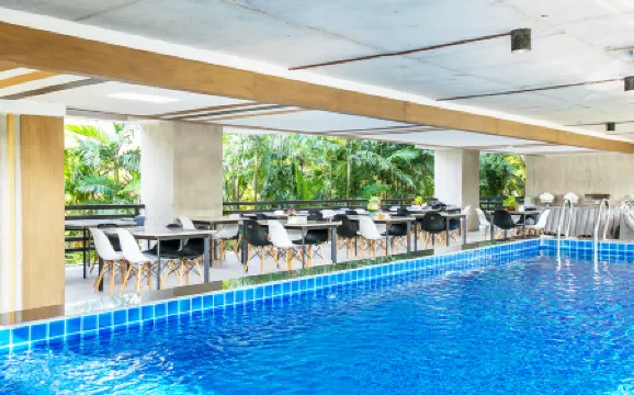 B2 Sea View Pattaya Boutique & Budget Hotel Отели рядом с достопримечательностью «Плавучий рынок в Паттайе»