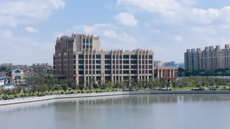 Huhua Grand Hotel Отели рядом с достопримечательностью «Shanghai Astronomical Museum»